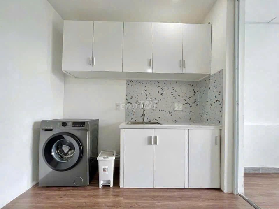 Rent the apartment. A balcony bedroom. Full interior.
