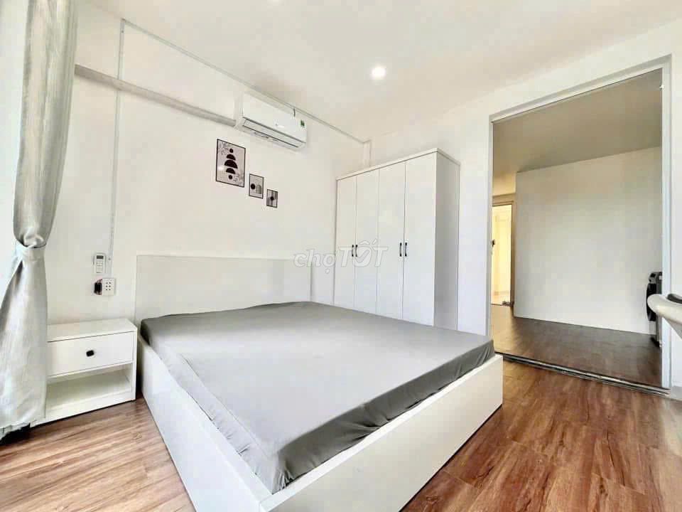 Rent the apartment. A balcony bedroom. Full interior.