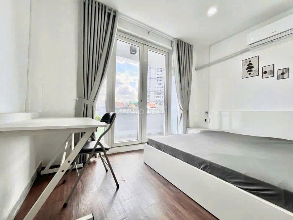 Rent the apartment. A balcony bedroom. Full interior.