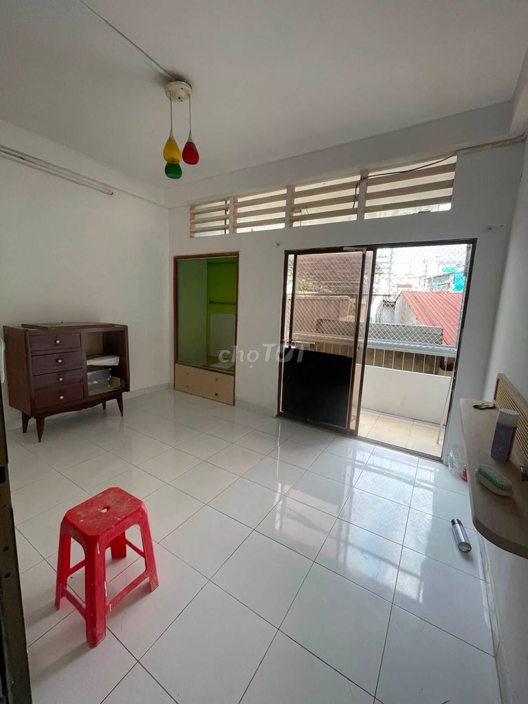 Đất Thánh building rents a two-story staircase. A room renting 7 million/5 a month.
