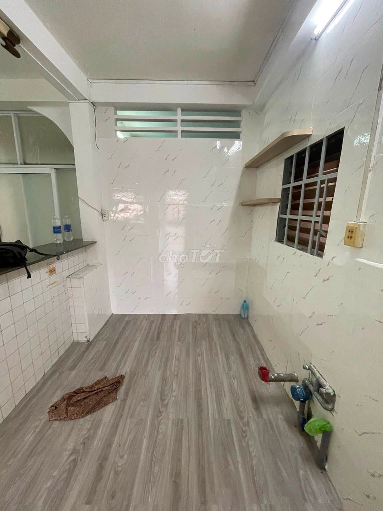 Đất Thánh building rents a two-story staircase. A room renting 7 million/5 a month.