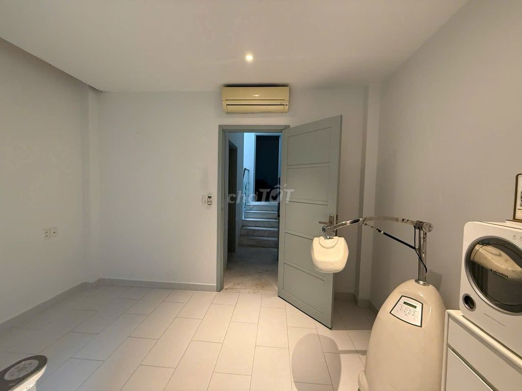 Rent 32/20 A Đặng Văn Ngữ, qpn - 4 bedrooms, roof, 28 million