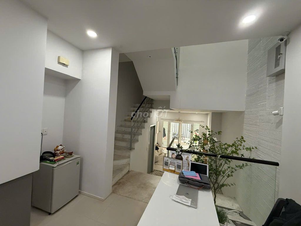 Rent 32/20 A Đặng Văn Ngữ, qpn - 4 bedrooms, roof, 28 million