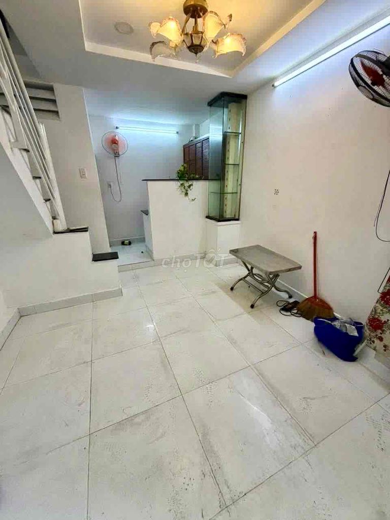 Renting the entire three-story apartment, three bedrooms, Hoàng Văn Thụ, Phú Nhuận, 9.5 million.