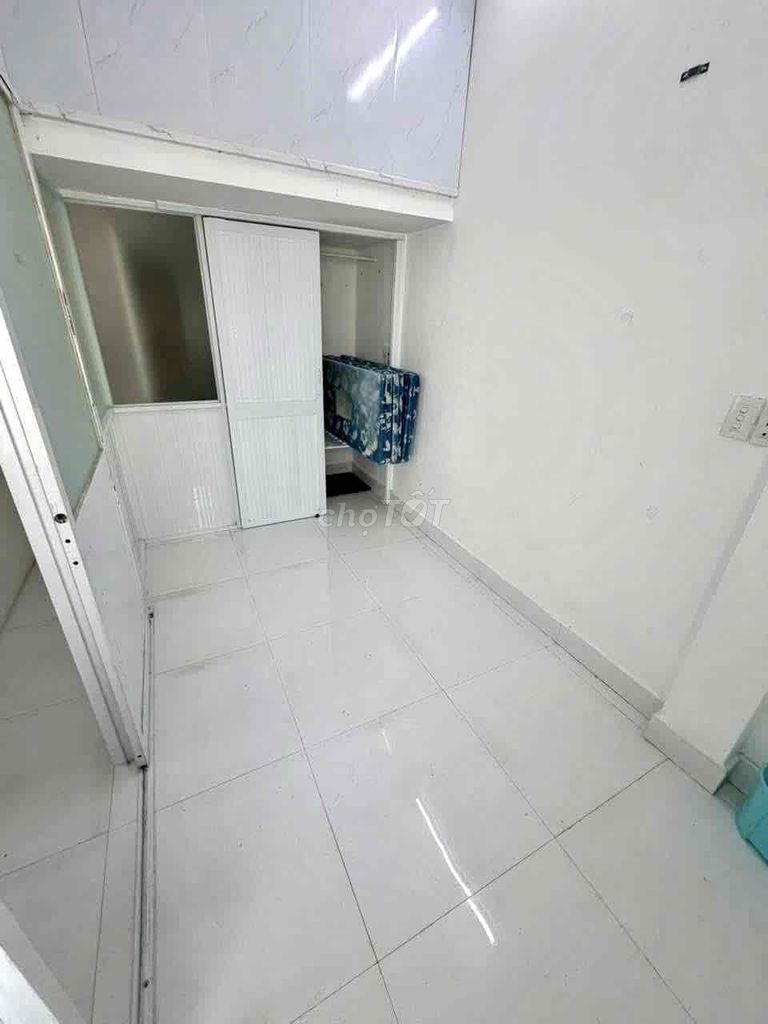 Renting the entire three-story apartment, three bedrooms, Hoàng Văn Thụ, Phú Nhuận, 9.5 million.