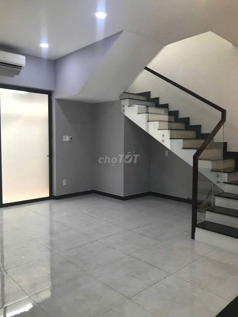 We need to rent a front house on Số 6 in the Royal City of Midway 12.