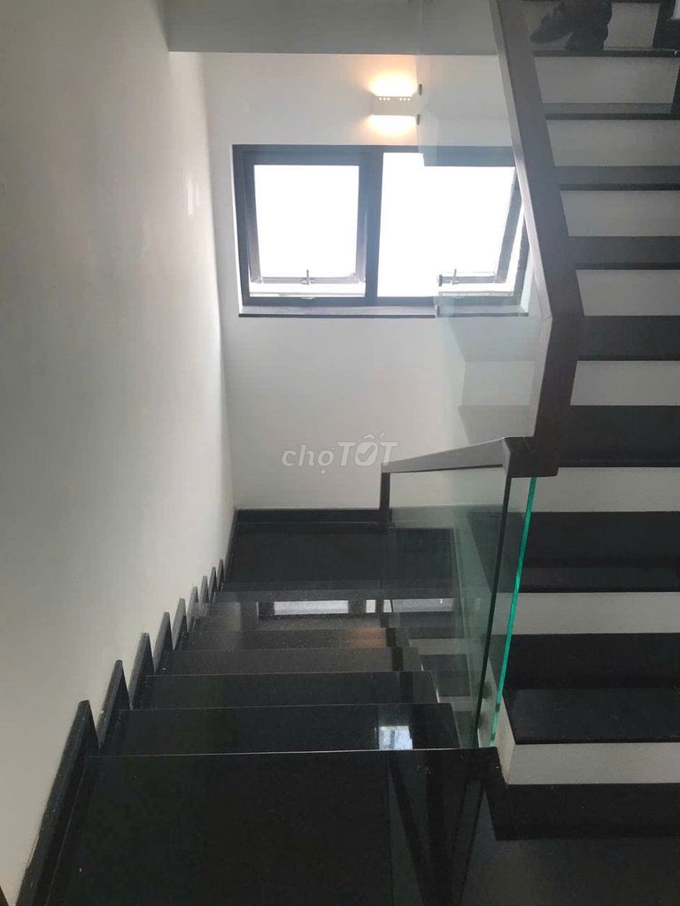 We need to rent a front house on Số 6 in the Royal City of Midway 12.