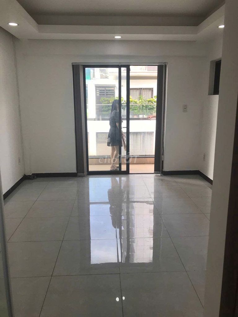 We need to rent a front house on Số 6 in the Royal City of Midway 12.