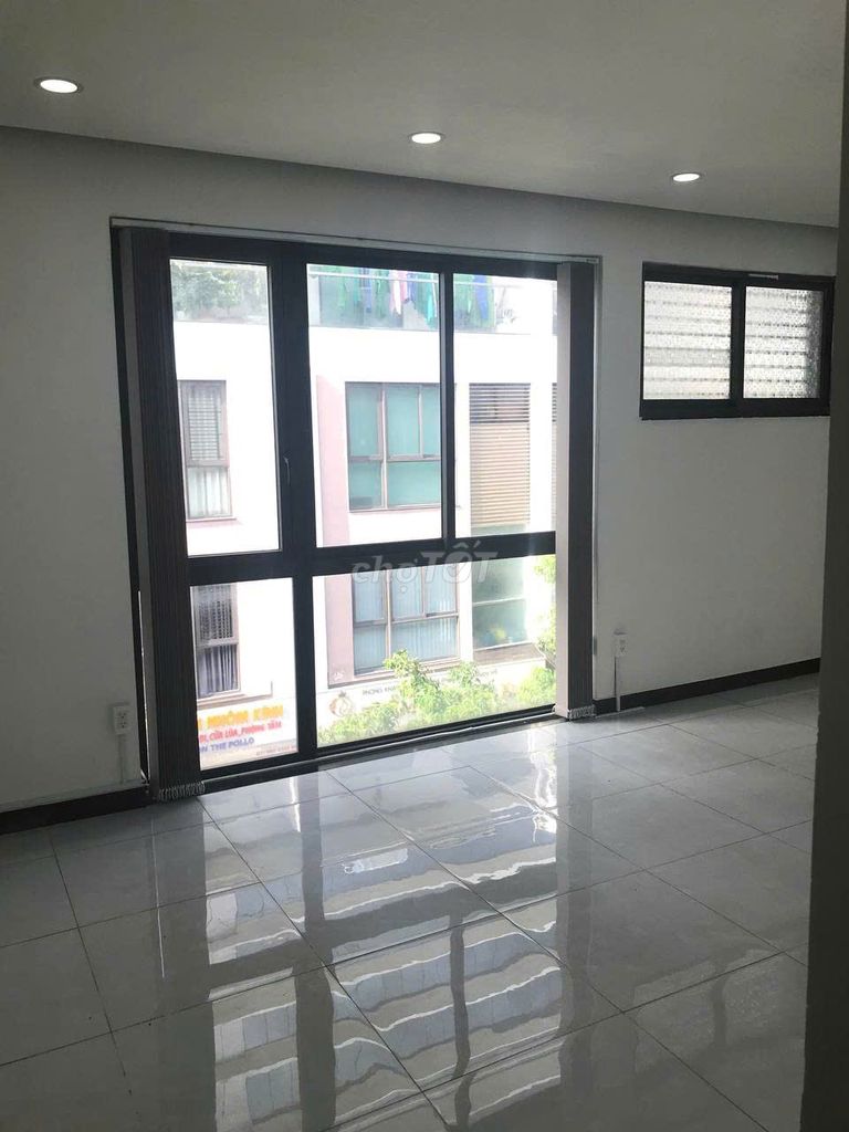 We need to rent a front house on Số 6 in the Royal City of Midway 12.