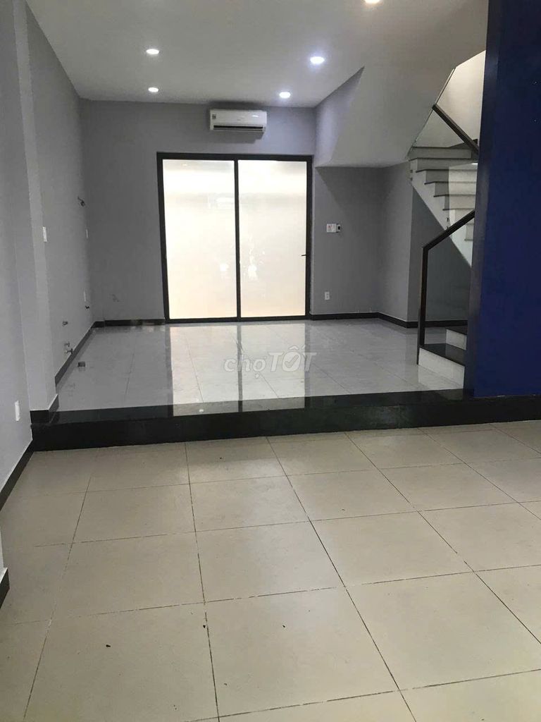 We need to rent a front house on Số 6 in the Royal City of Midway 12.