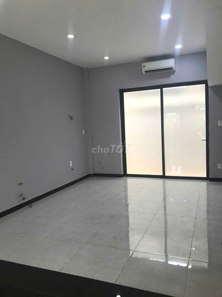 We need to rent a front house on Số 6 in the Royal City of Midway 12.