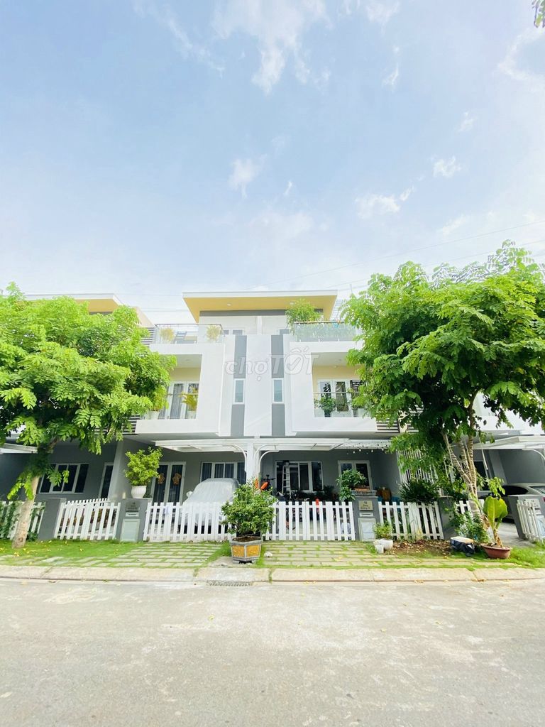 The house is next to melosa 6 X18 M - full interior 4 bedroom 4 toilets - just repainted - 3 floors