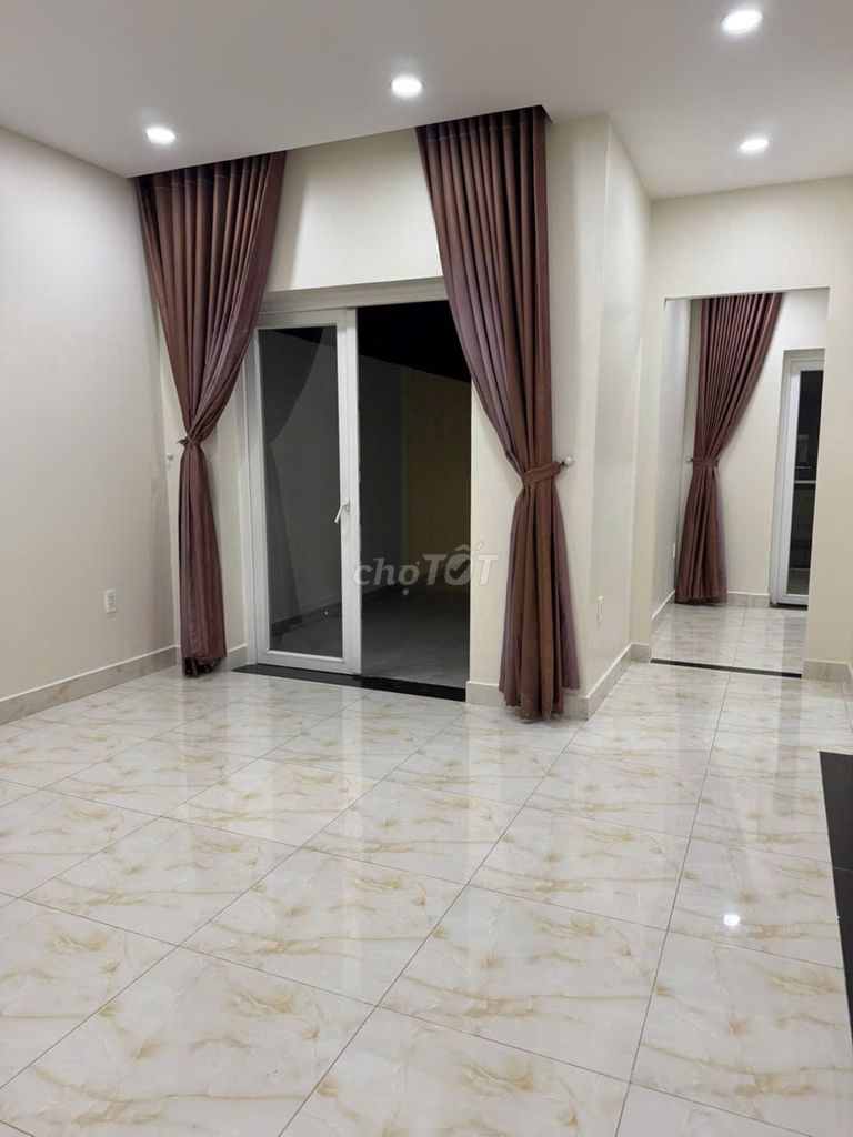 The house is next to melosa 6 X18 M - full interior 4 bedroom 4 toilets - just repainted - 3 floors