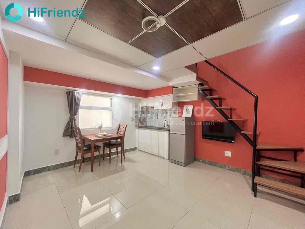 The service apartment has a wide six-by-four-by-four-by-four-by-two-by-two, Cresent mall District 7.