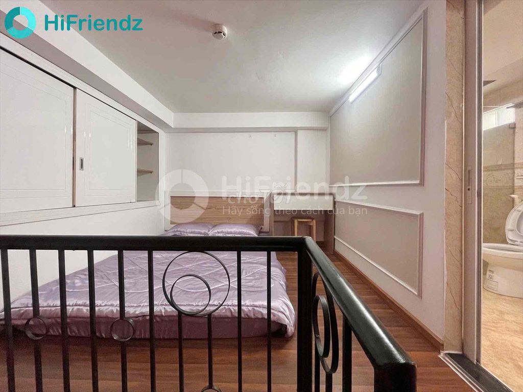 The service apartment has a wide six-by-four-by-four-by-four-by-two-by-two, Cresent mall District 7.