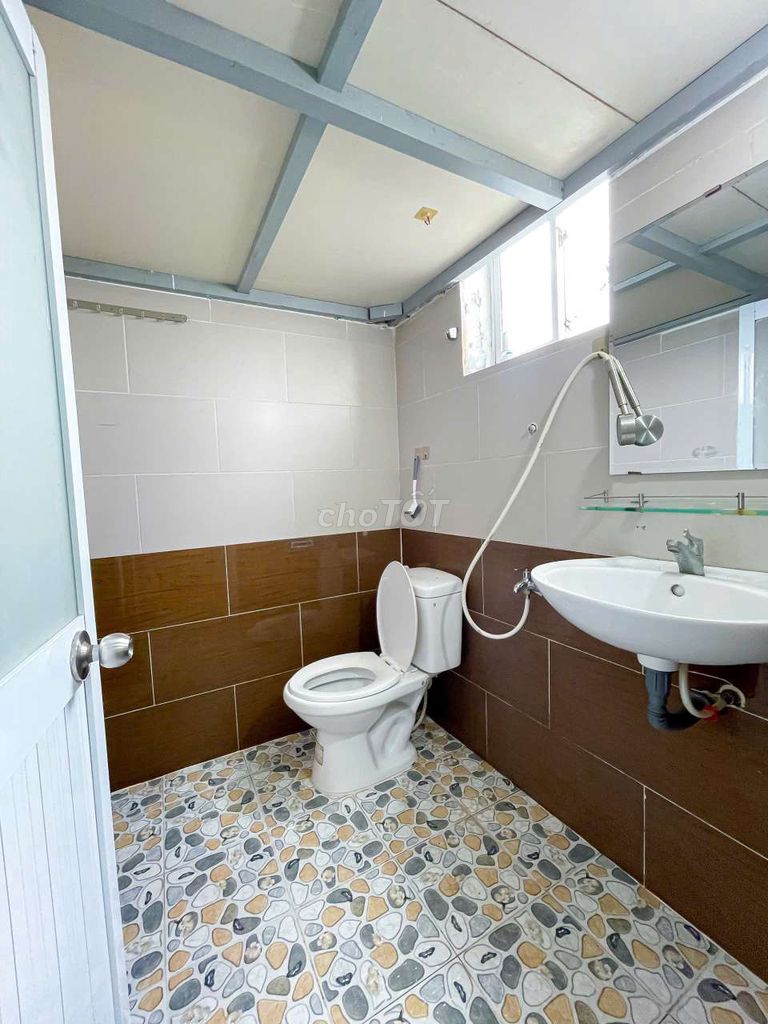 The student room is suitable for 3 to 4 people, near the University of ufme in District 7