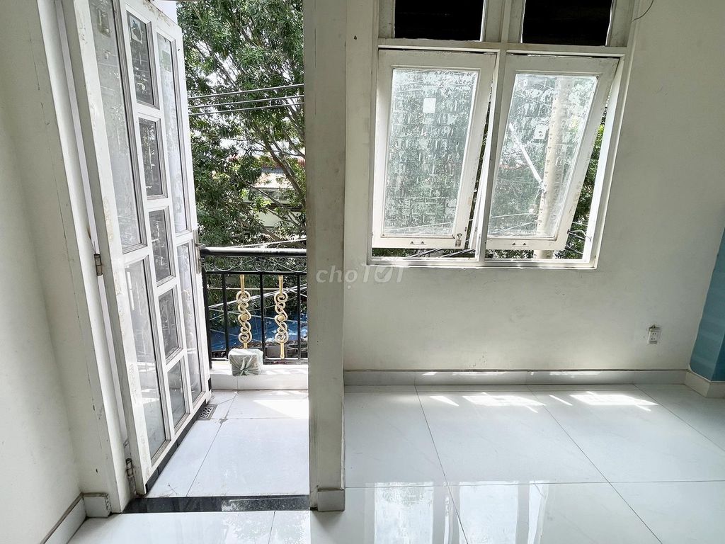 It's the owner who rents the balcony, the beautiful window.