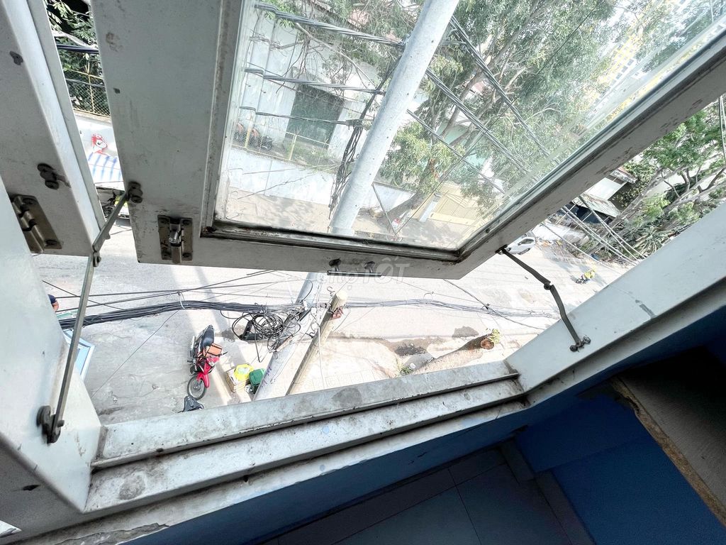 It's the owner who rents the balcony, the beautiful window.