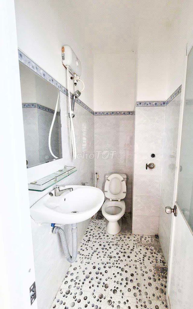 It's the owner who rents the balcony, the beautiful window.