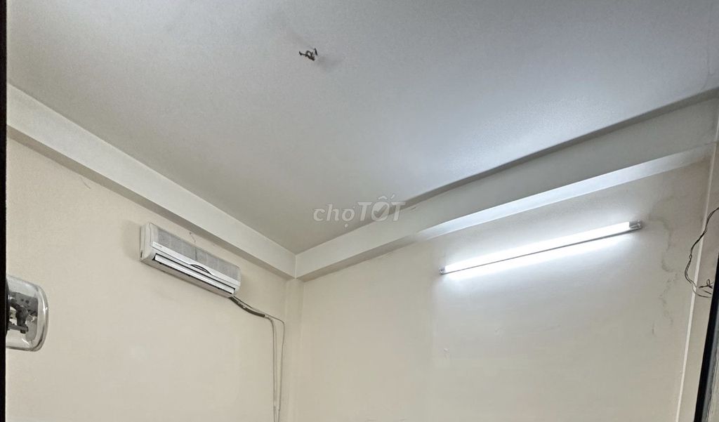 It's the owner who rents the balcony, the beautiful window.