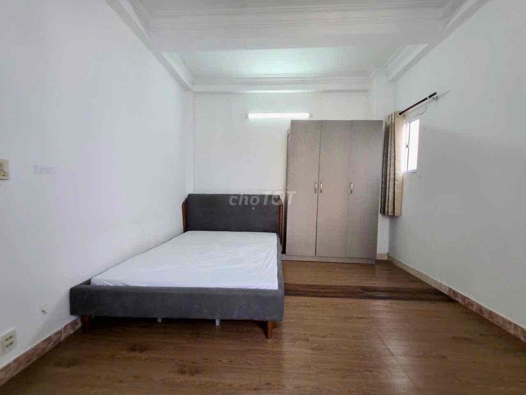 Two super-wide bedrooms -- close to the interior -- Octx .5th district.