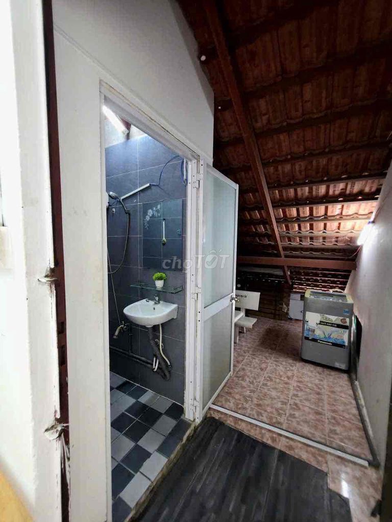 Two super-wide bedrooms -- close to the interior -- Octx .5th district.