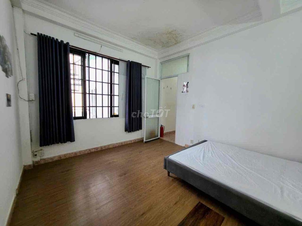 Two super-wide bedrooms -- close to the interior -- Octx .5th district.