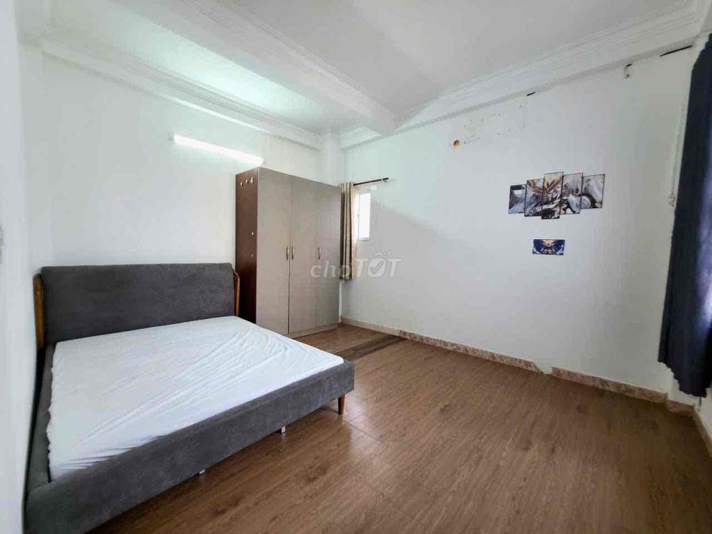 Two super-wide bedrooms -- close to the interior -- Octx .5th district.