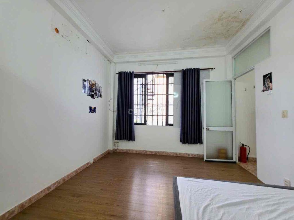 Two super-wide bedrooms -- close to the interior -- Octx .5th district.