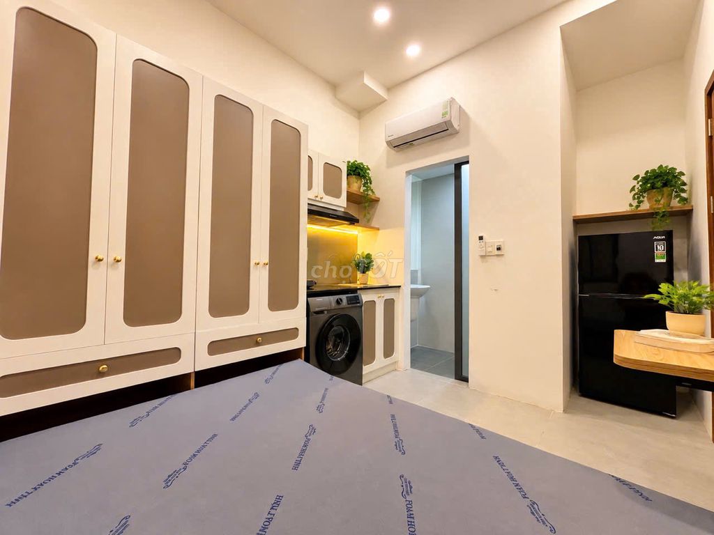 Range of Page Dragon Rooms Super-Low Window Private