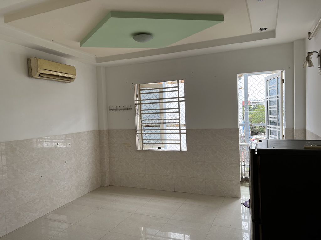 rented the main hotel room near the Chinese market