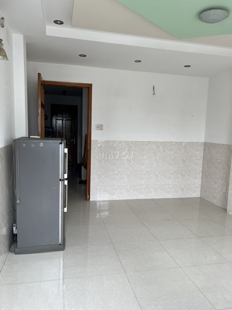 rented the main hotel room near the Chinese market