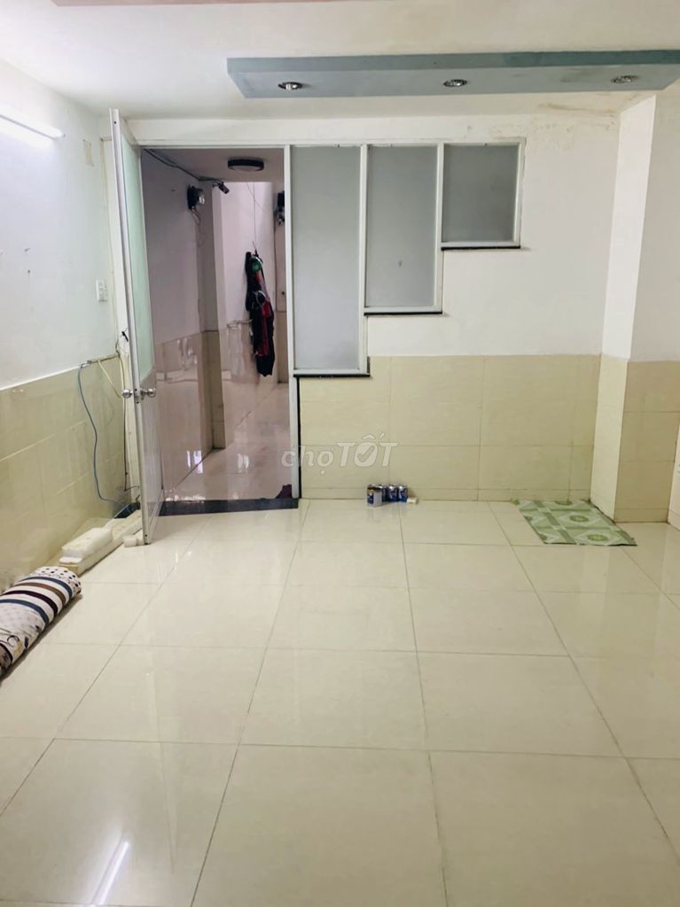 rented the main hotel room near the Chinese market