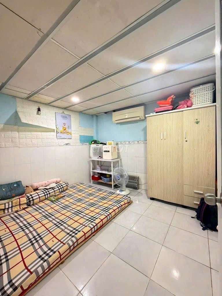 We'll rent 3th floor, 4 x 25 meters, North Sea Area, District 10. Only 35 million.