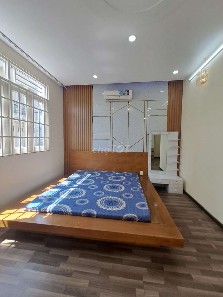 Rent up four bedrooms. Five toilets. 1942. Hep Nhà Bè.