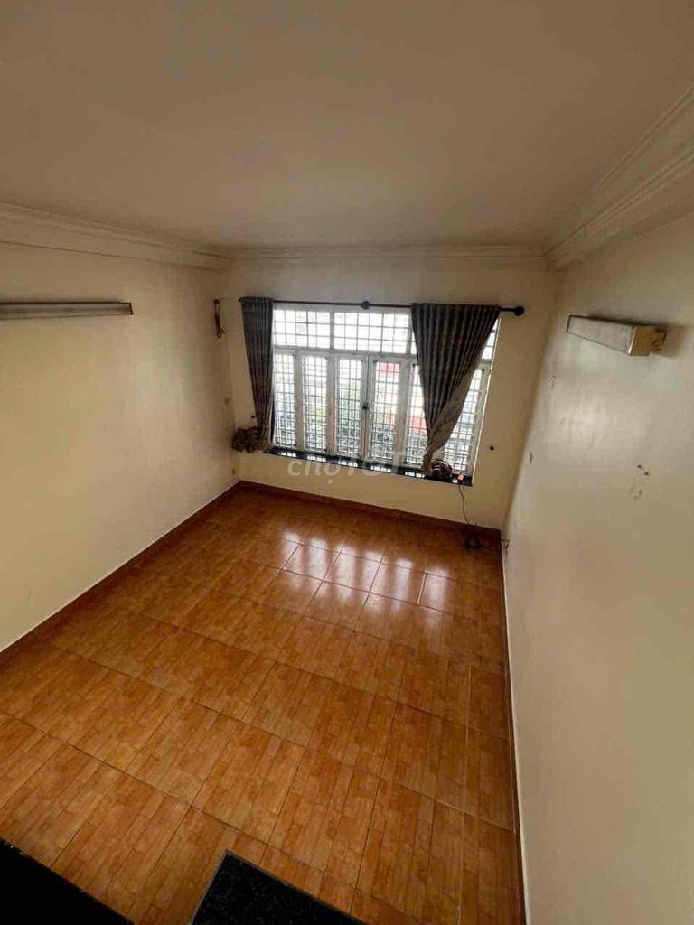 Near the market -- two-story church, four-story bedroom, three toilets, plus vpty+ in business onl.