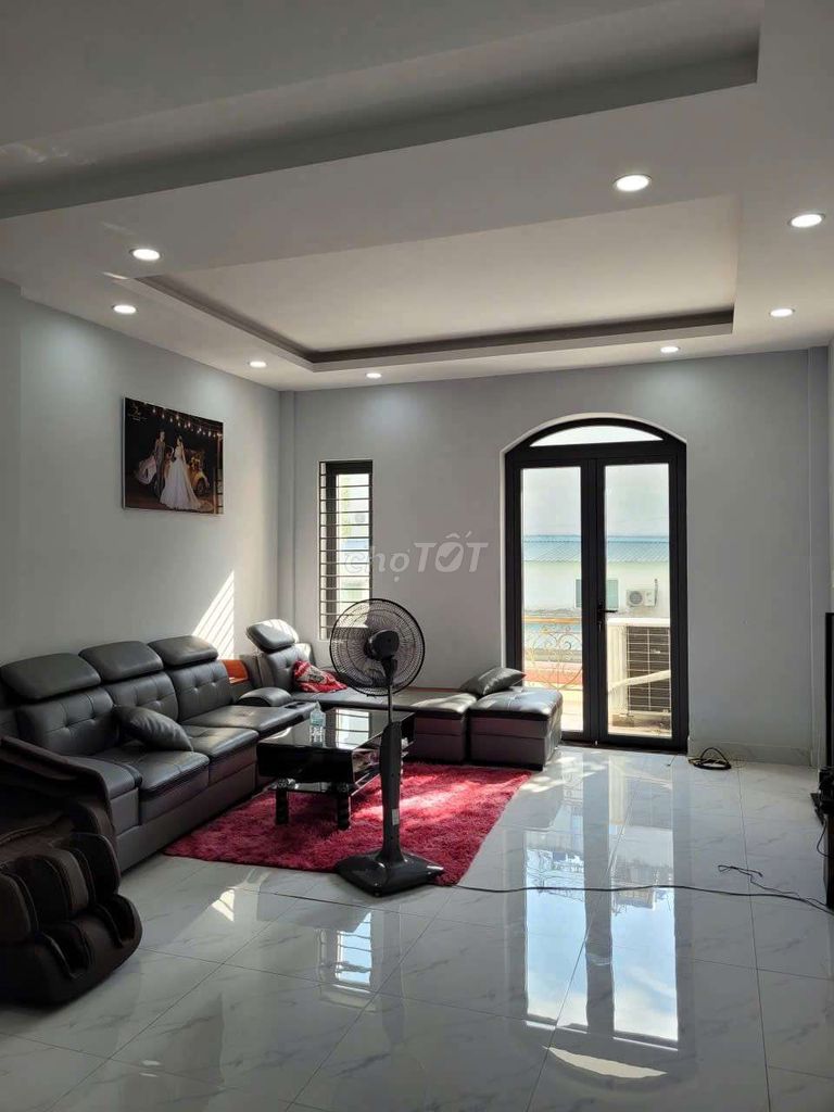 Rent a 1 st floor 1 3th floor 3 bedroom 2 toilet 1 kitchen area 5 X14 Hof Tsun