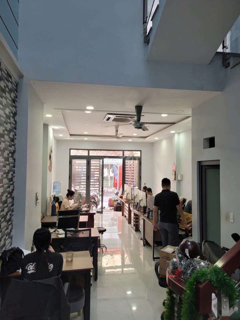 Rent a 1 st floor 1 3th floor 3 bedroom 2 toilet 1 kitchen area 5 X14 Hof Tsun