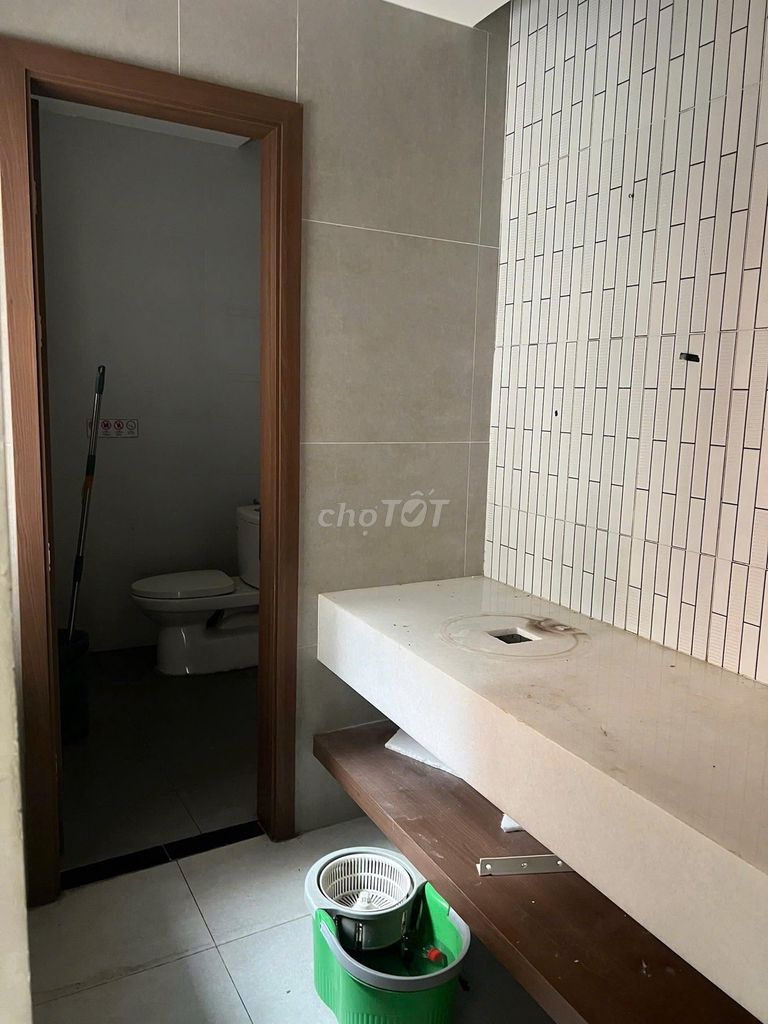 Rent 5th floor-- 35 Nguyễn Văn Tráng, District 1 – 140 M2 -- 35 million.
