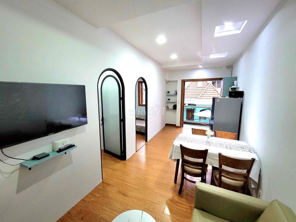It's the owner who rents the two-room service departments, the full interior at the center of Bình Thạnh.