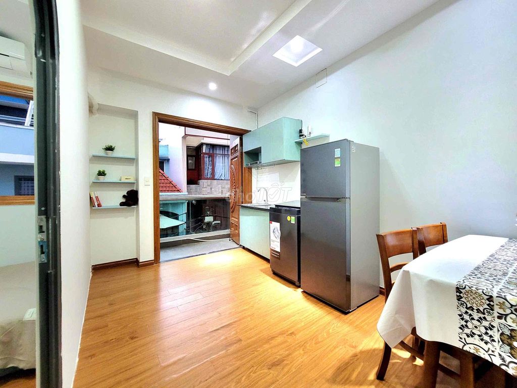 It's the owner who rents the two-room service departments, the full interior at the center of Bình Thạnh.