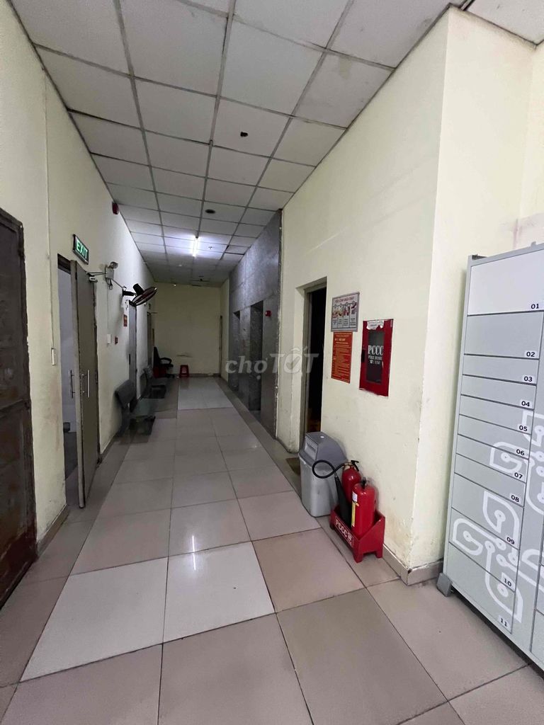 Tân Hương apartment. A bedroom. A bathroom. Like pictures. hold on.