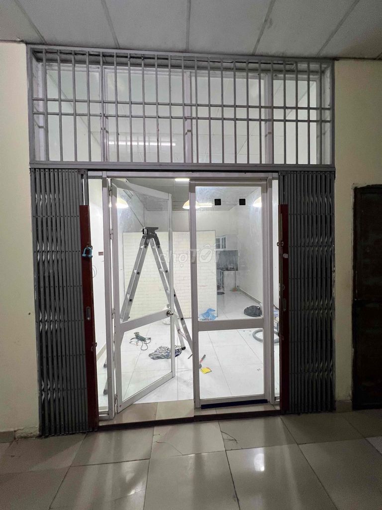 Tân Hương apartment. A bedroom. A bathroom. Like pictures. hold on.