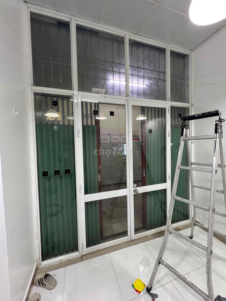Tân Hương apartment. A bedroom. A bathroom. Like pictures. hold on.