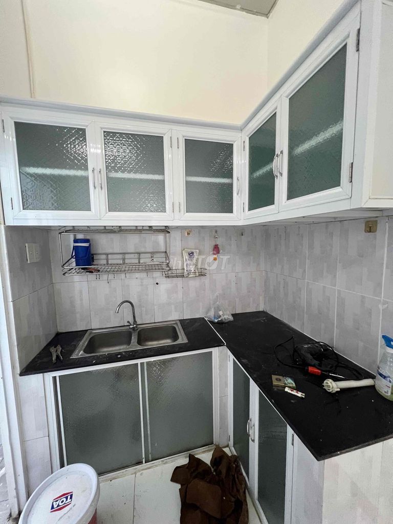 Tân Hương apartment. A bedroom. A bathroom. Like pictures. hold on.