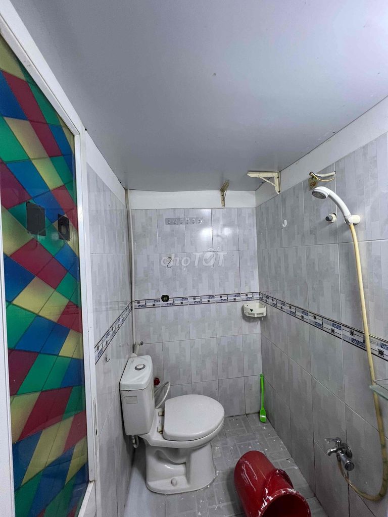 Tân Hương apartment. A bedroom. A bathroom. Like pictures. hold on.