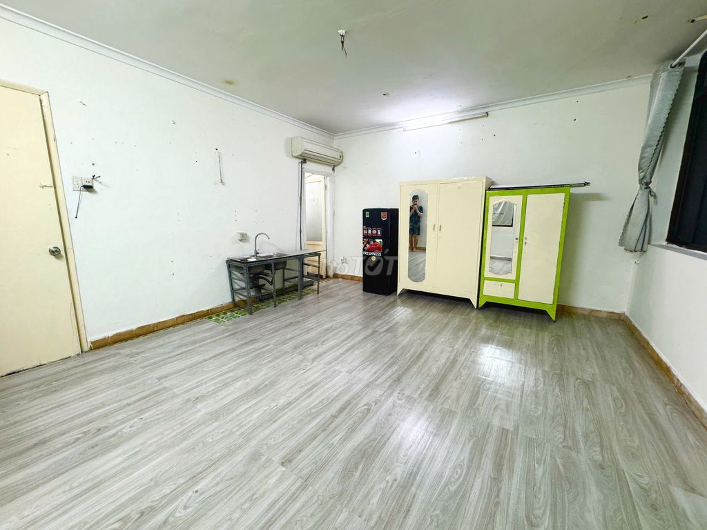 Super Pretty studio at a blue row - 25 M2 - full interior - sky windows