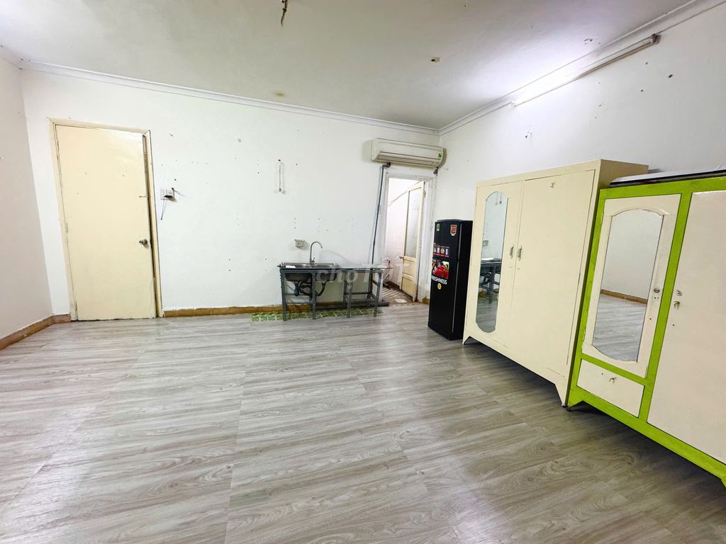 Super Pretty studio at a blue row - 25 M2 - full interior - sky windows
