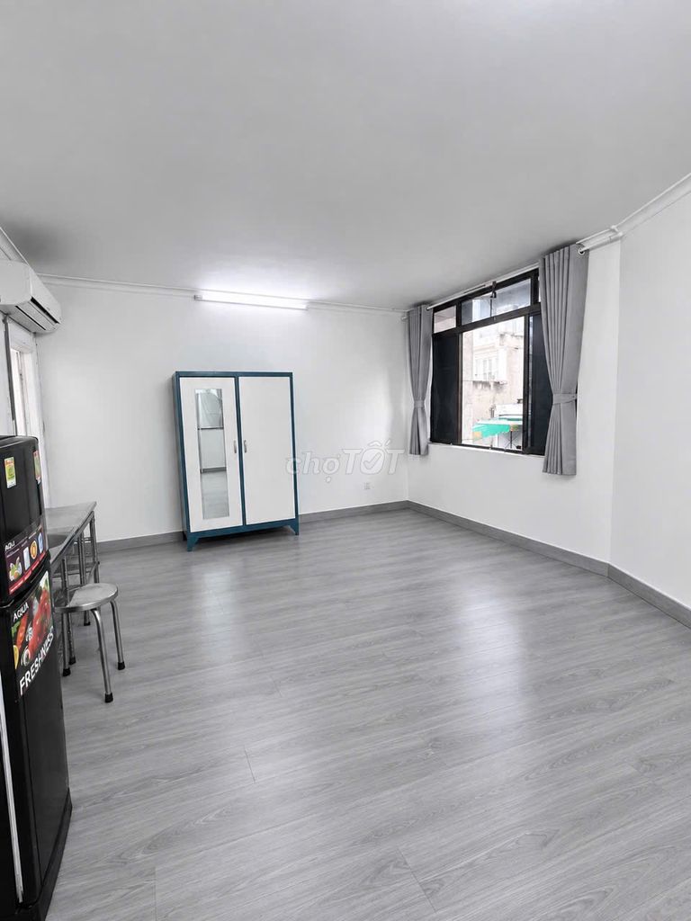 Super Pretty studio at a blue row - 25 M2 - full interior - sky windows