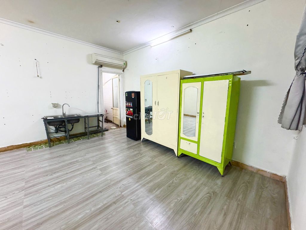 Super Pretty studio at a blue row - 25 M2 - full interior - sky windows